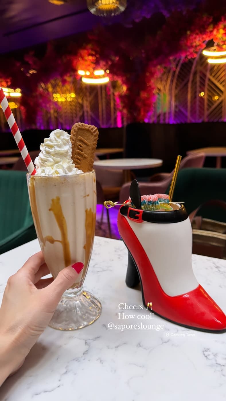 ميلك شيك بسكوف ومشروب في كوب على شكل حذاء بكعب