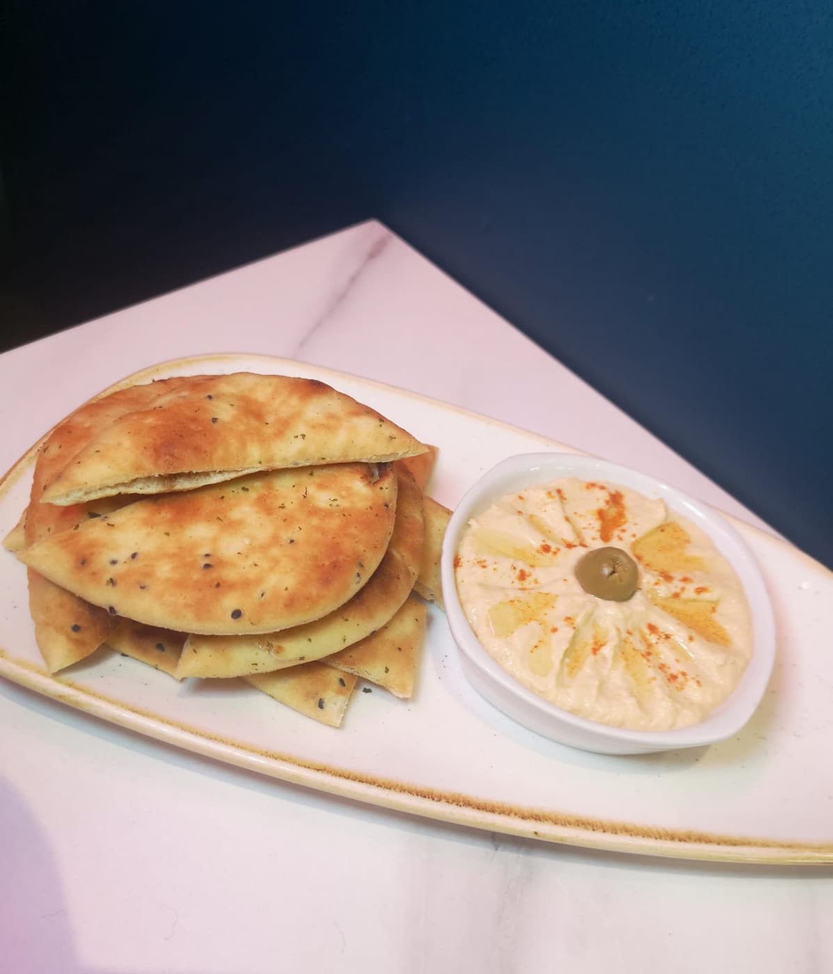 حمص مع خبز